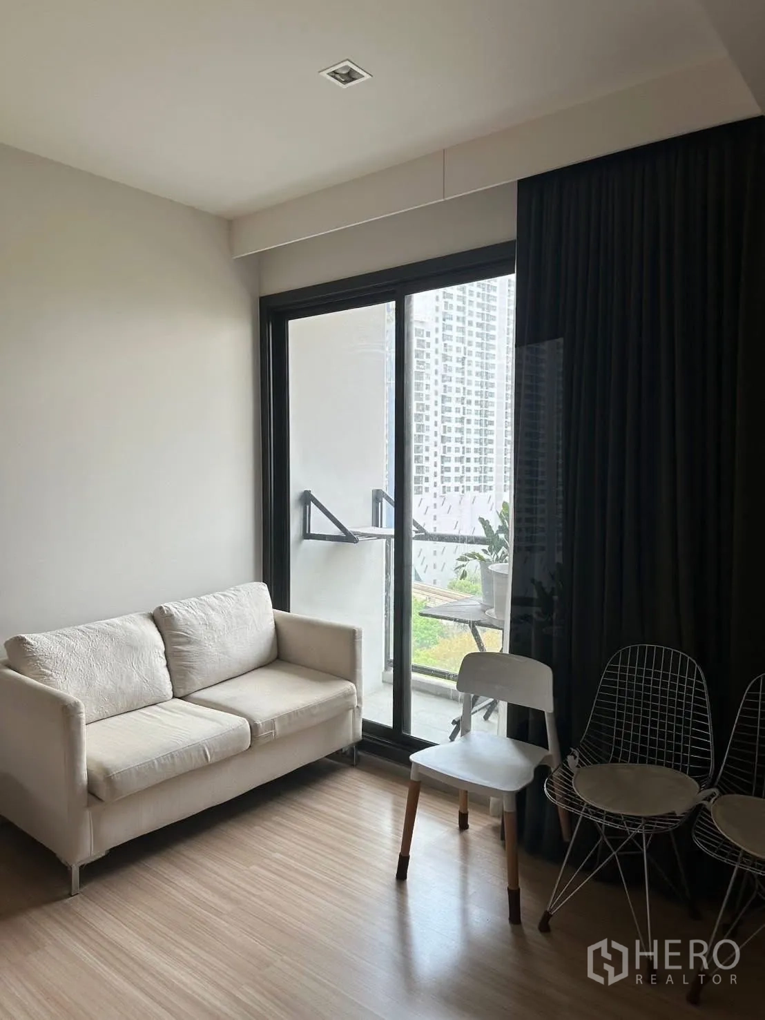 公寓 出租在Chatuchak, Bangkok - 沙发靠落地推拉门，直通阳台。