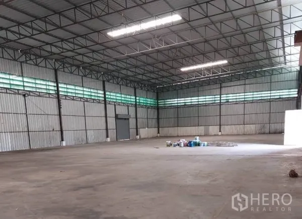 Factory for rent in Lat Lum Kaeo, Pathum Thani - Spacious high-ceiling warehouse hall with steel truss roof and lighting.