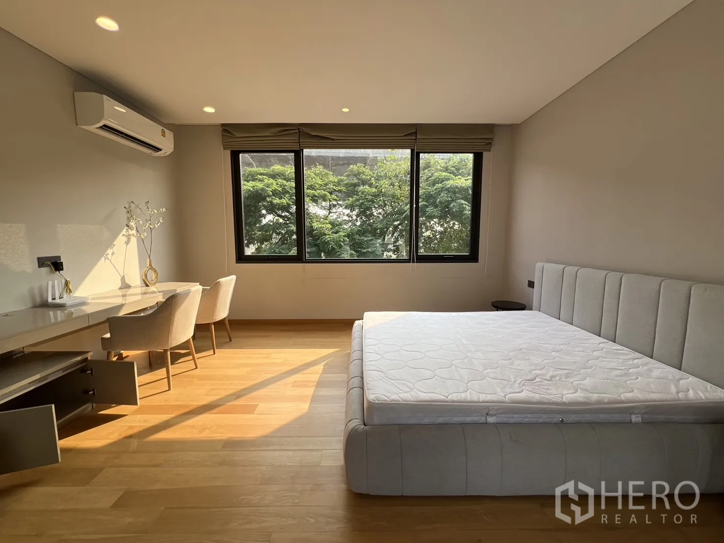 Detached House for rent in Suan Luang, Bangkok - Sunny bedroom angle showing balcony door and work desk.