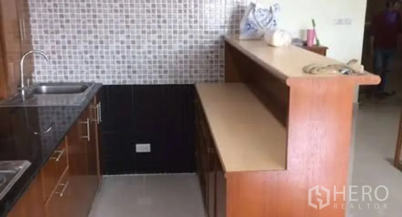 คอนโด for sale in Watthana, Bangkok - ครัวขนาดกะทัดรัด ผนังกระเบื้องโมเสก อ่างล้างจาน และบาร์ทานข้าวไม้