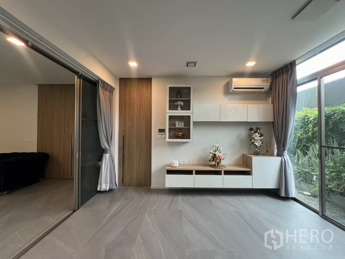 Detached House for rent in Saphan Sung, Bangkok - Multipurpose room with built-in shelves and large sliding doors to the garden.