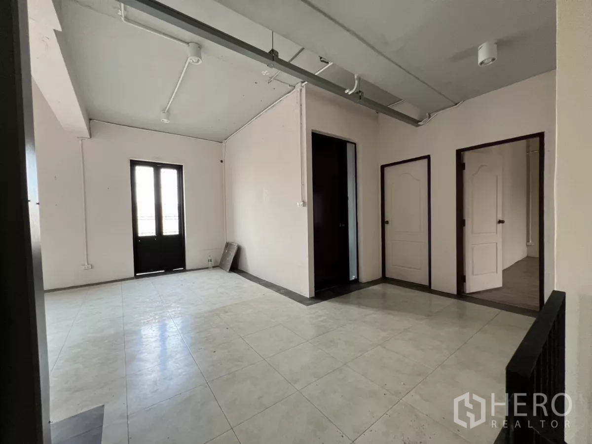 带办公室的家 出租在Pathum Wan, Bangkok - 楼层过道，三扇室内门并可通阳台。