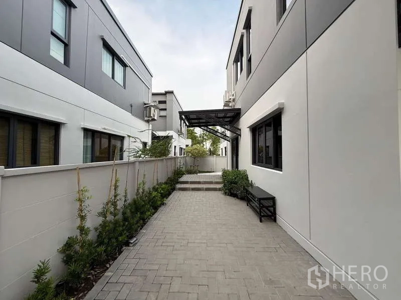 บ้าน ขายในBang Phli, Samut Prakan - ทางเดินข้างบ้านปูบล็อก พร้อมแปลงสวนริมรั้ว