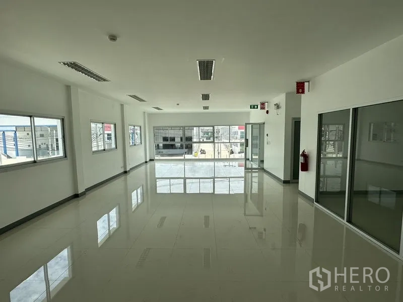โรงงาน ให้เช่าในMueang Samut Prakan, Samut Prakan - สำนักงานชั้นสองกั้นกระจก พร้อมช่องแสงกว้างมองเห็นลานด้านหน้า