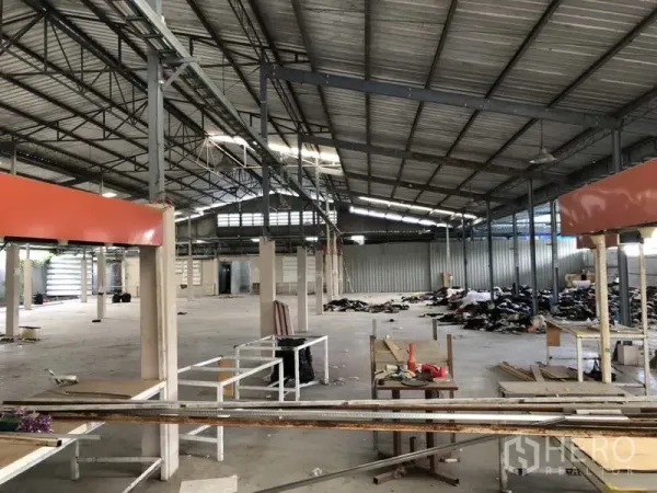 คลังสินค้า ให้เช่าหรือขายในKhlong Luang, Pathum Thani - ฮอลล์สไตล์โรงงาน เสาเหล็ก ไฟส่องสว่าง และพื้นคอนกรีต