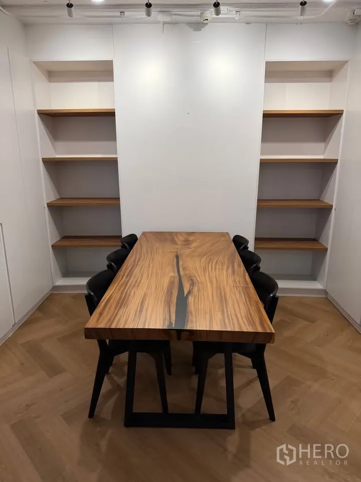 公寓 for rent in Watthana, Bangkok - 餐厅配原木长桌、黑色餐椅与开放式置物架。