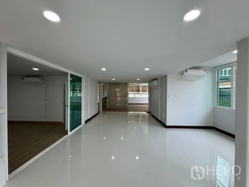 Home Office for rent in Bueng Kum, Bangkok - Open-plan ground floor with glossy tiles, windows and a separate meeting room.