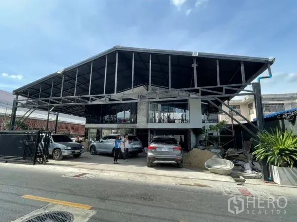 带办公室的家 出租在Wang Thonglang, Bangkok - 现代风格Home Office，钢结构大雨棚与前院大面积遮阳车位