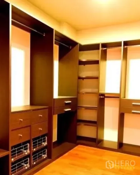 独立式住宅 出租在Khlong Toei, Bangkok - 步入式衣帽间，深色木质柜体与抽屉收纳。