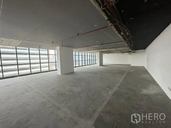 办公空间 出租 - 宽敞毛坯办公空间，柱位整齐，双面全高窗