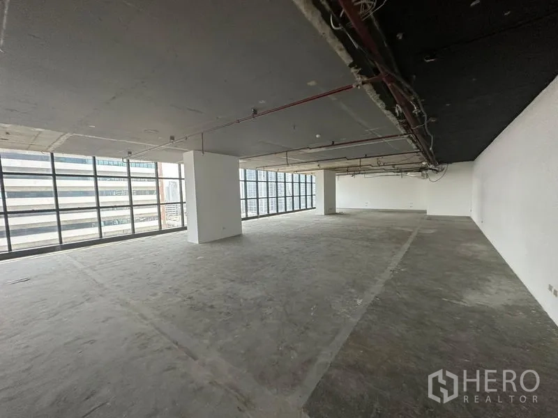 办公空间 出租 - 宽敞毛坯办公空间，柱位整齐，双面全高窗