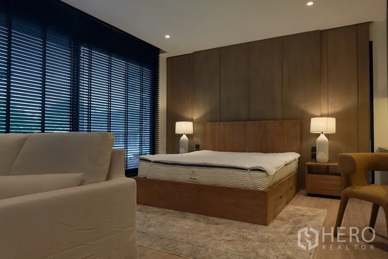 Detached House for rent in Watthana, Bangkok - Bedroom at night featuring wood paneling and bedside lamps.