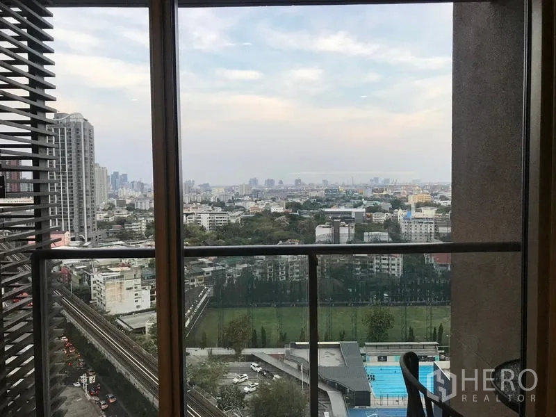 公寓 出租在Watthana, Bangkok - 高楼层阳台俯瞰艾卡迈，远见BTS轨道与运动场