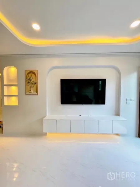 独立式住宅 出租在Bang Phli, Samut Prakan - 内嵌电视墙，悬浮柜与带暖光的展示格。
