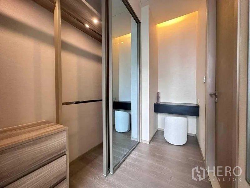 公寓 出租在Watthana, Bangkok - 步入式衣帽间，镜面推拉门与化妆台