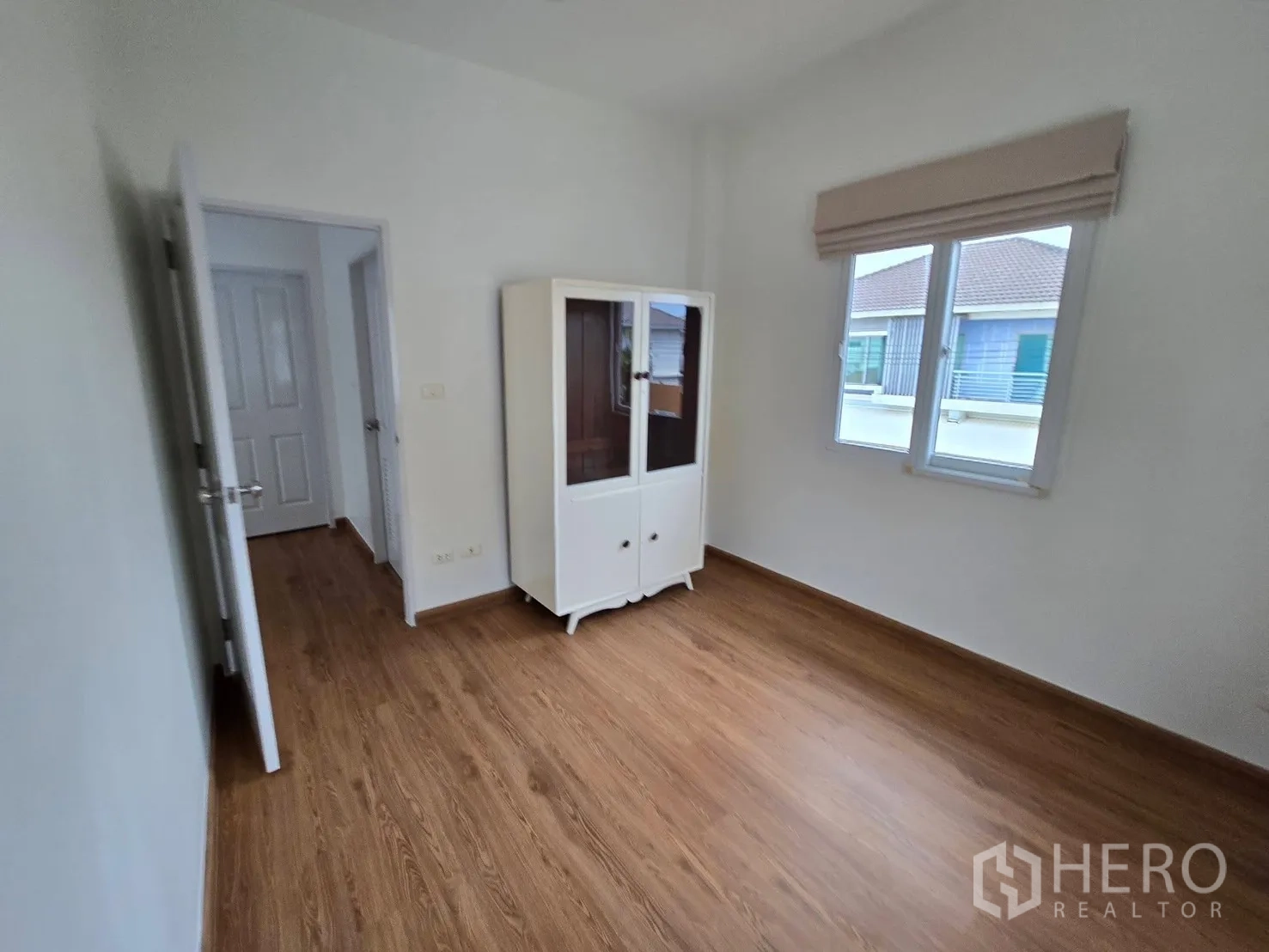 บ้านเดี่ยว for rent in Bang Phli, Samut Prakan - ห้องอเนกประสงค์พื้นไม้ มีหน้าต่างและตู้เก็บของ