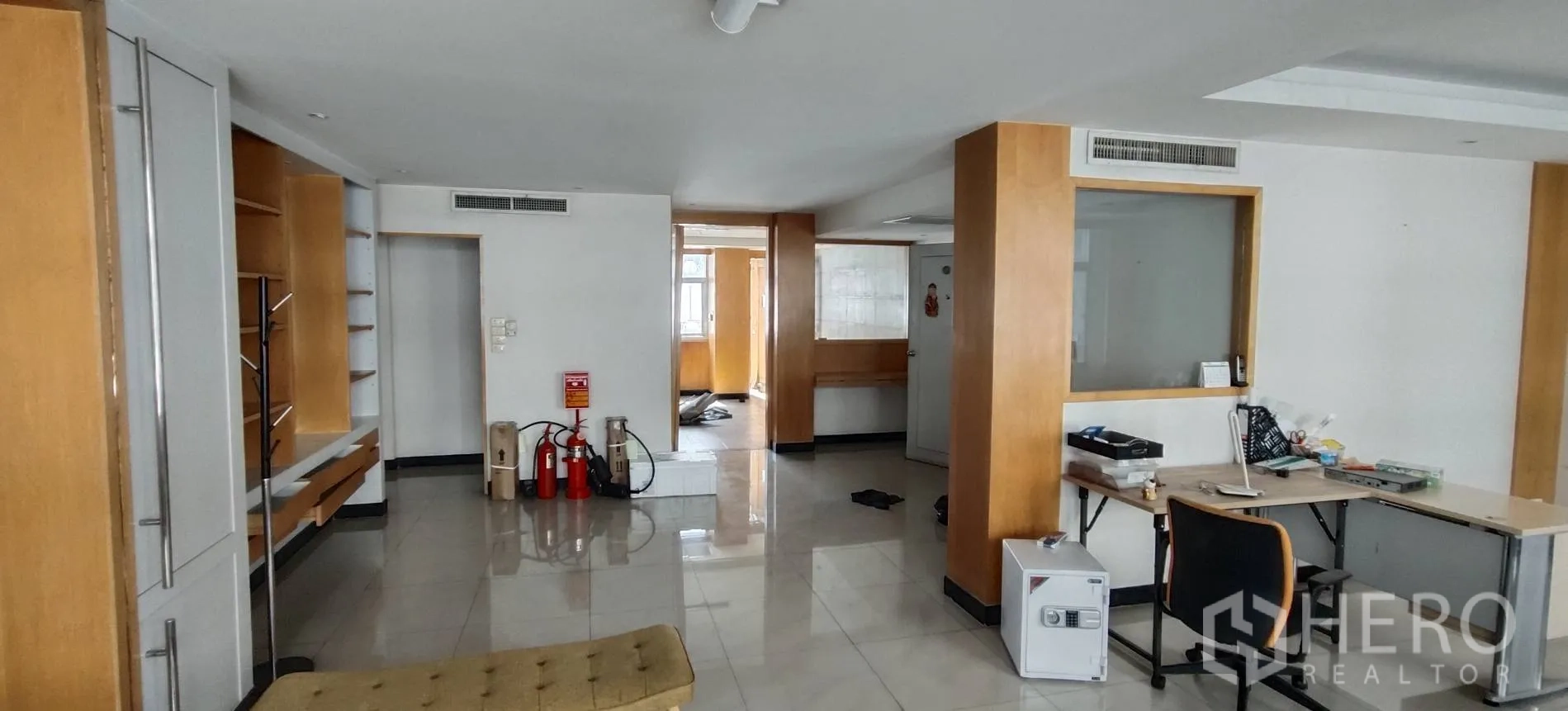 店屋 for rent in Watthana, Bangkok - 另一处办公区，木作柜体与长椅