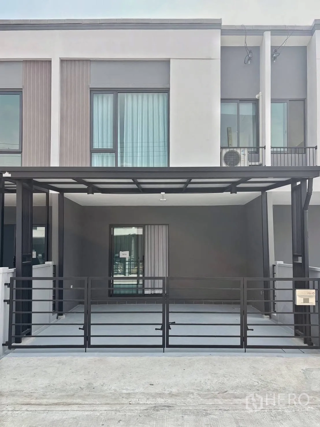 ทาวน์เฮาส์ for rent in Bang Phli, Samut Prakan - หน้าบ้านทาวน์โฮมสองชั้น สไตล์โมเดิร์น พร้อมที่จอดรถมีหลังคา