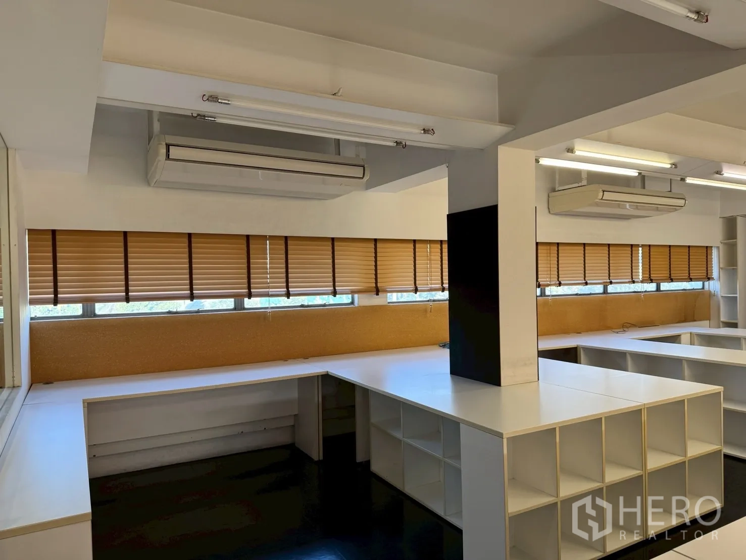ออฟฟิศ for rent in Huai Khwang, Bangkok - โต๊ะบิวท์อินรูปตัวแอลพร้อมช่องเก็บของ และเครื่องปรับอากาศแบบคาสเซ็ตติดเพดาน
