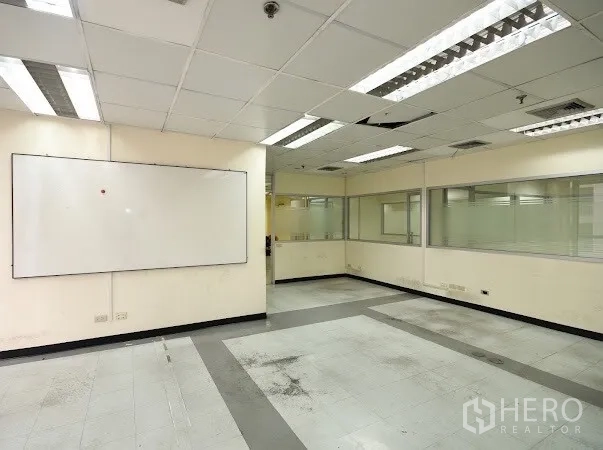 办公空间 出租在Watthana, Bangkok - 大型开放办公室，内部玻璃窗带白板与悬挂式照明。