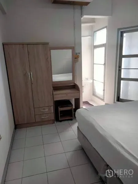 Shophouse for rent - Room corner showing a wardrobe, vanity desk and frosted glass door beside the bed.