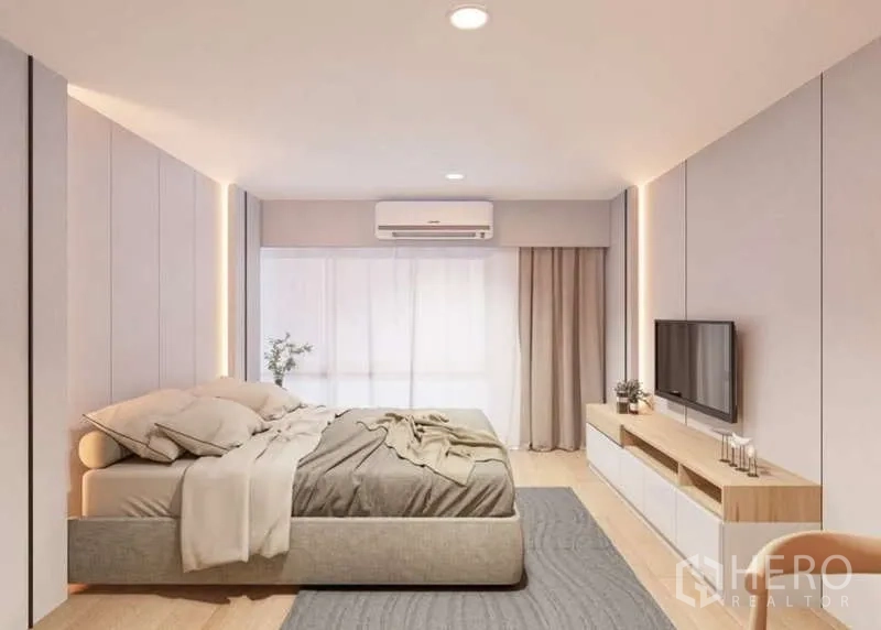 คอนโด ให้เช่าในHuai Khwang, Bangkok - ห้องนอนโปร่ง เตียงคิงส์ไซส์ แอร์ และหน้าต่างบานใหญ่