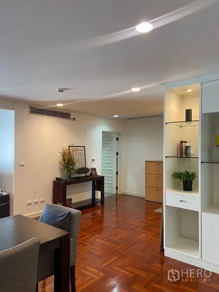 公寓 出租在Pathum Wan, Bangkok - 开放式客餐厅，带内置展示柜。
