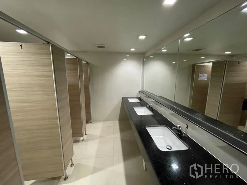 สำนักงาน ให้เช่าในRatchathewi, Bangkok - ห้องน้ำส่วนกลาง เคาน์เตอร์หินสีดำยาว กระจกบานใหญ่ และห้องส้วมลายไม้