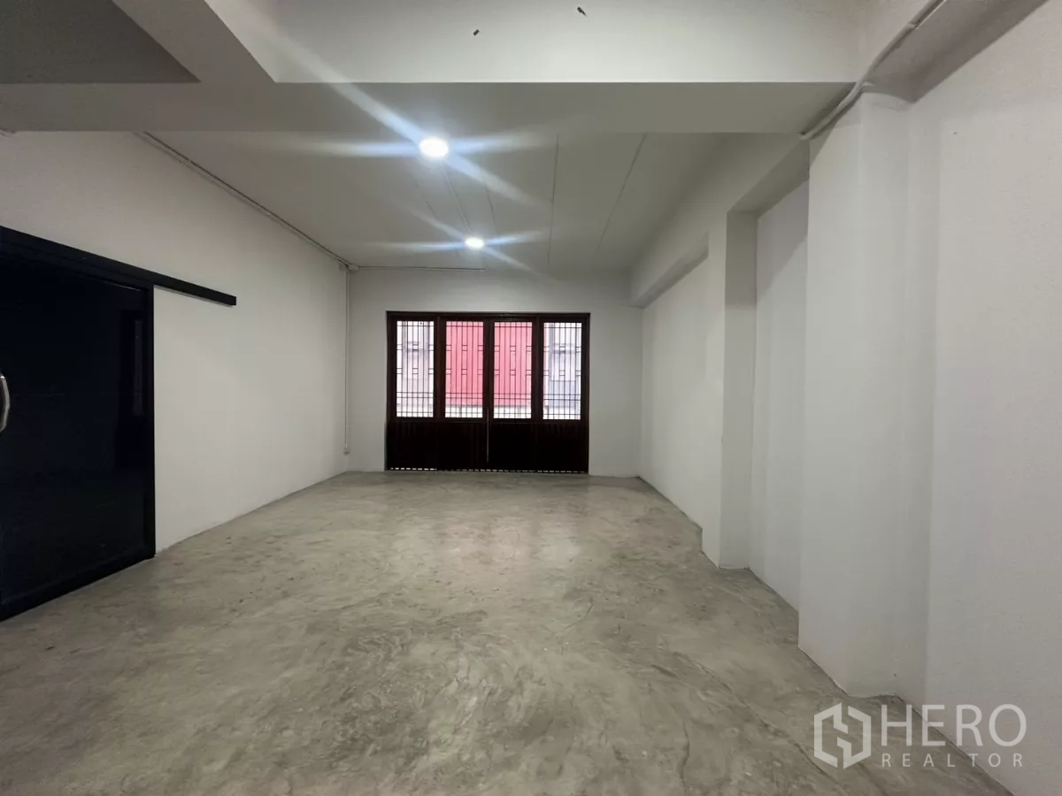 带办公室的家 出租在Pathum Wan, Bangkok - 大开间，水泥地面，配木框窗户。