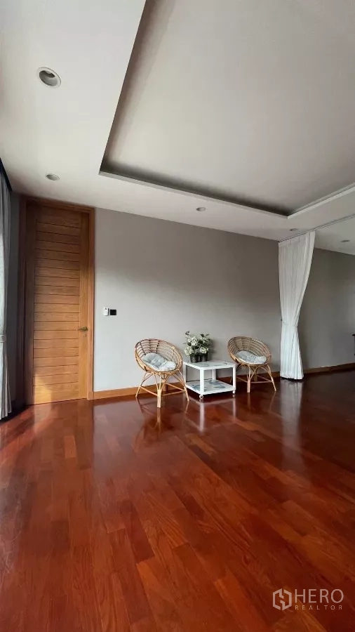 บ้าน ให้เช่าในPrawet, Bangkok - ห้องพักผ่อนชั้นบน เก้าอี้หวาย โต๊ะข้าง และพื้นไม้