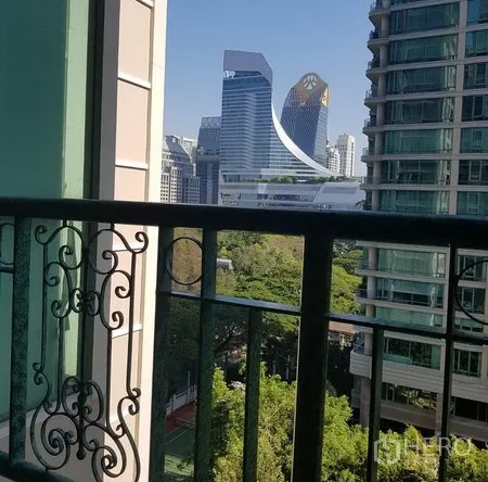 คอนโด ให้เช่าในPathum Wan, Bangkok - ระเบียงส่วนตัวราวเหล็กลาย ชมวิวสกายไลน์กรุงเทพฯ และพื้นที่สีเขียว
