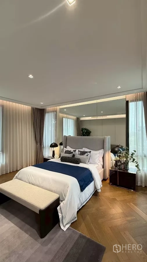 独立式住宅 出售在Saphan Sung, Bangkok - 次卧带大窗与整面镜墙，配柔和窗帘