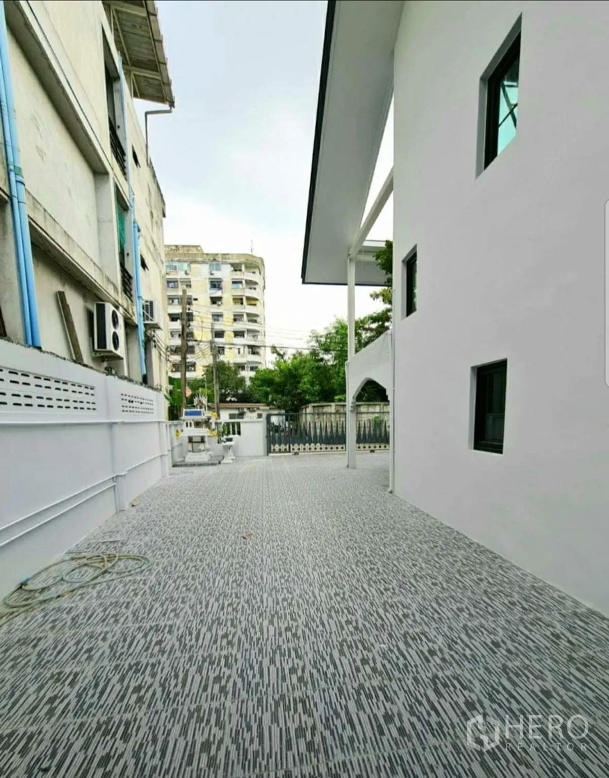 带办公室的家 出租在Lat Phrao, Bangkok - 沿围墙延伸的长条铺砖车道通向前门与大门。