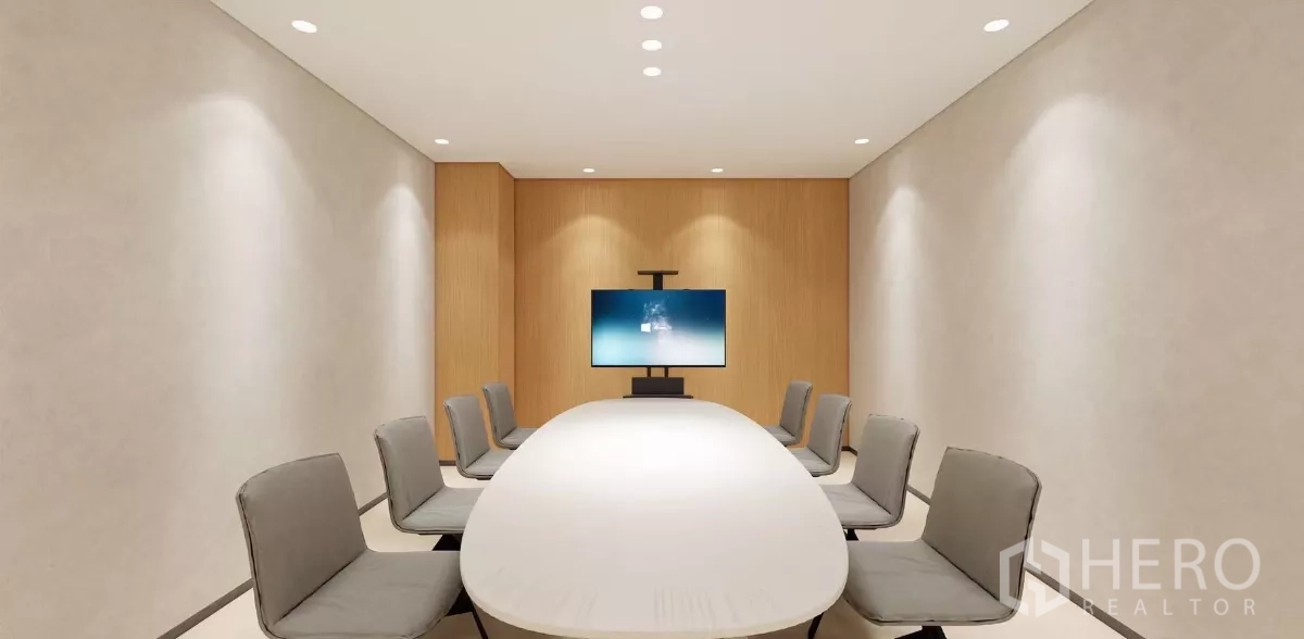 สำนักงาน ให้เช่าในHuai Khwang, Bangkok - ห้องประชุมปิดทึบ โต๊ะทรงวงรี เก้าอี้แปดที่นั่ง และจอพรีเซนต์ติดผนัง