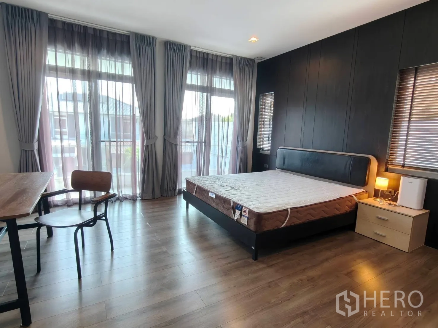 บ้านเดี่ยว for rent or sale in Bang Phli, Samut Prakan - ห้องนอนมาสเตอร์กว้าง พร้อมโต๊ะ เก้าอี้ และผ้าม่านเต็มความสูง.