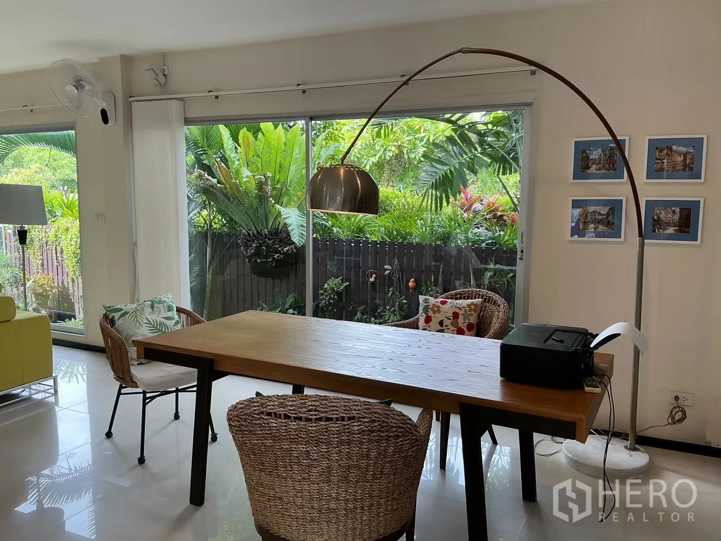 独栋房屋 for sale in Suan Luang, Bangkok - 工作或用餐角，木桌与大窗外的花园景观。