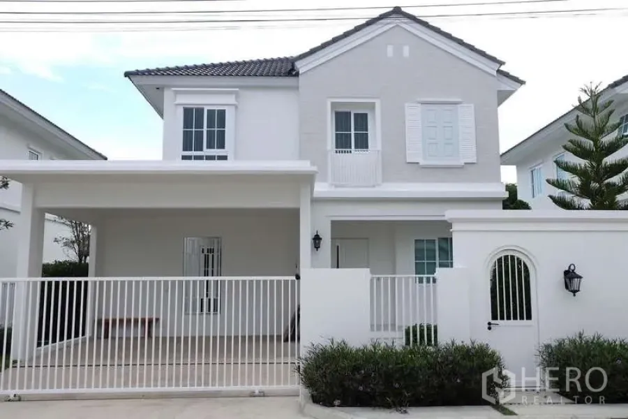 บ้าน ให้เช่าในBang Phli, Samut Prakan - ด้านหน้าบ้านเดี่ยวพร้อมรั้วและโรงจอดรถมีหลังคา