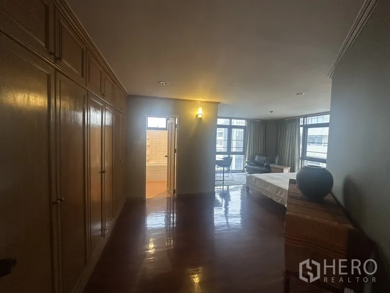 公寓 出售在Watthana, Bangkok - 主卧过道，衣柜一路延伸通往卫浴