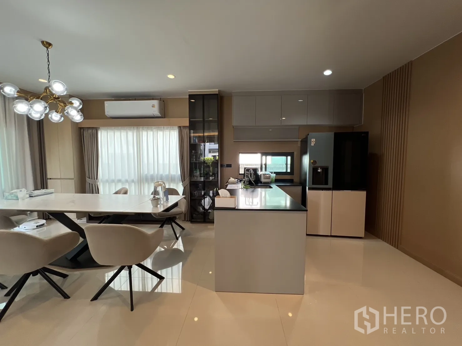 独立式住宅 出租或出售在Mueang Pathum Thani, Pathum Thani - 现代开放式厨房，岛台与大面积窗户。