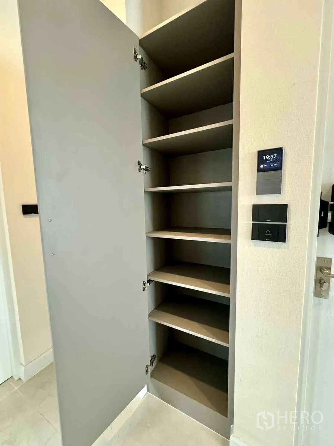 บ้านเดี่ยว for rent in Bang Phli, Samut Prakan - ตู้บิลท์อินบานเปิดชั้นวางของสูง อยู่ข้างแผงควบคุมบนผนัง.