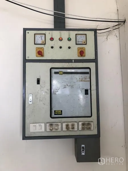 Warehouse for rent or sale in Lam Luk Ka, Pathum Thani - Electrical control panel indicating three-phase power for the facility.