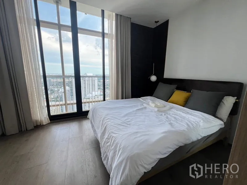 Condominium for sale - Bedroom with floor-to-ceiling windows, soft tones and expansive city view.