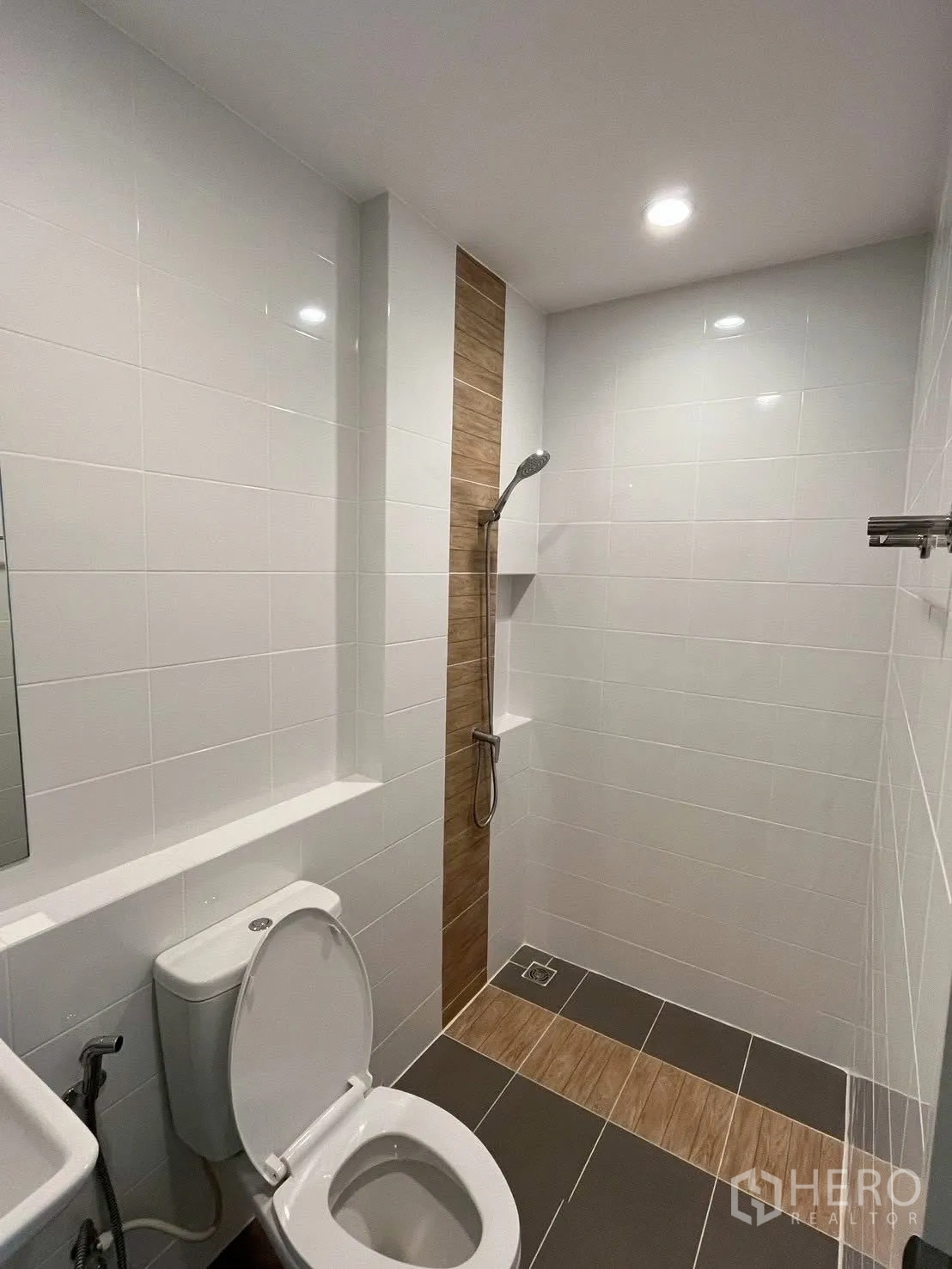 ทาวน์เฮาส์ for rent in Bang Phli, Samut Prakan - ห้องอาบน้ำกระเบื้องสีขาว ฝักบัว และไฟดาวน์ไลท์.