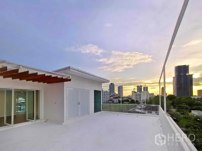 带办公室的家 出售在Suan Luang, Bangkok - 屋顶露台，夕阳下的城市景色