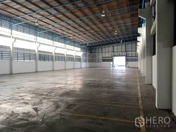 โรงงาน ให้เช่าในSamut Prakan - ภายในโรงงานกว้างขวางที่พระประแดง เพดานโครงเหล็กสูง พื้นคอนกรีตขัดมัน และช่องแสงยาวตลอดแนว