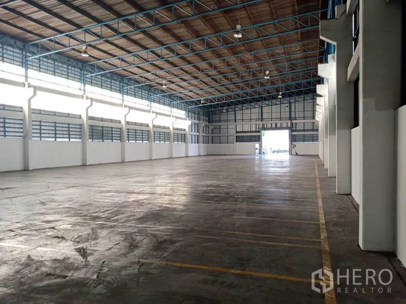 โรงงาน ให้เช่าในSamut Prakan - ภายในโรงงานกว้างขวางที่พระประแดง เพดานโครงเหล็กสูง พื้นคอนกรีตขัดมัน และช่องแสงยาวตลอดแนว