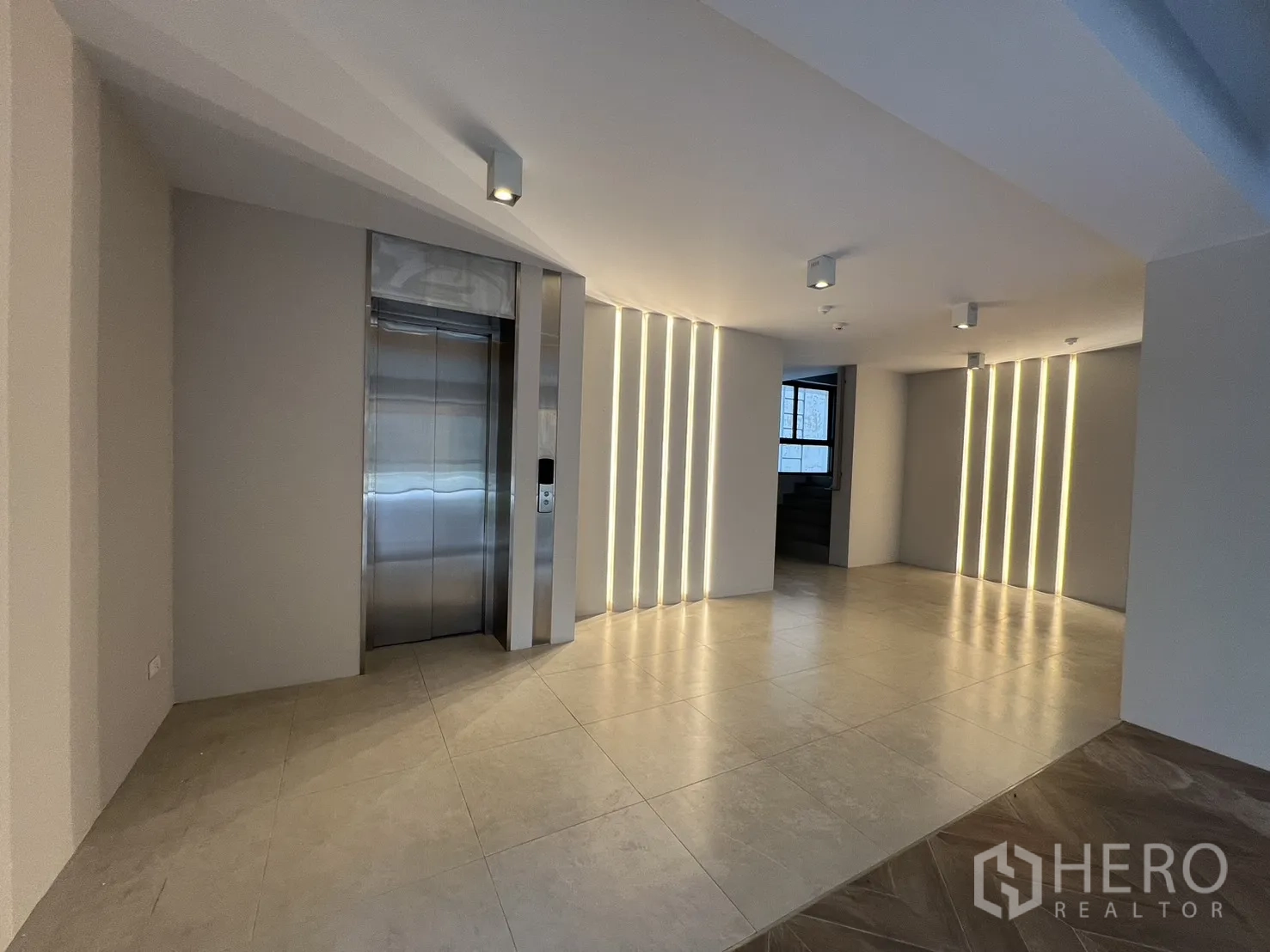 Retail Space for rent in Khlong Toei, Bangkok - Rear service zone with utility pipes, compressors and loading area.