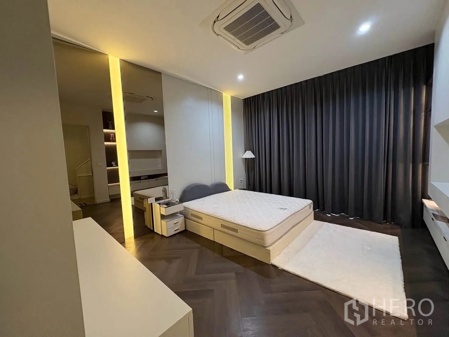 独栋房屋 for rent in Saphan Sung, Bangkok - 宽敞卧室，搭配大床、吊顶嵌入式空调、深色窗帘与人字形地板。