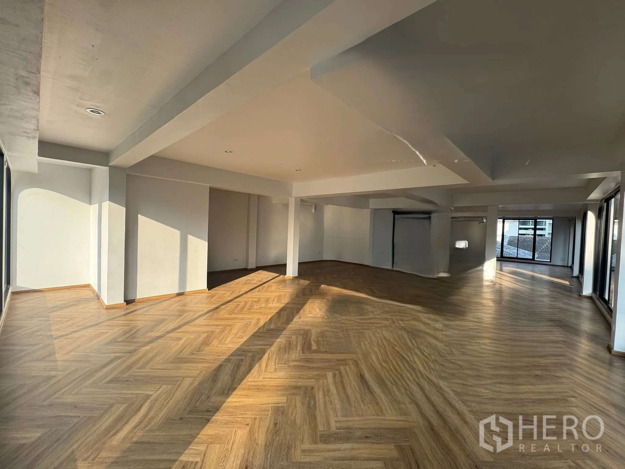 零售空间 for rent in Watthana, Bangkok - 宽敞开放式零售空间，铺设人字拼木地板，白色墙面与大面积采光窗，明亮通透。
