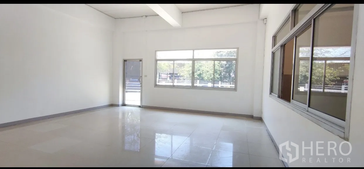 工厂 出租在Mueang Samut Prakan, Samut Prakan - 一楼办公室，瓷砖地面，大窗户采光良好，面向院子。